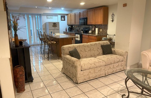 Lorain Apartamento | Enjoyable 2-bedroom apartment with AC in Lorain