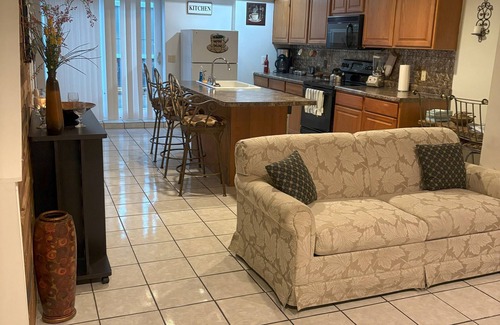 Lorain Apartamento | Enjoyable 2-bedroom apartment with AC in Lorain