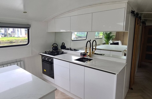 Liverpool Alquiler De Eote | Enjoyable boat Selena Aqua Retreat with WiFi in charming Liverpool Albert Docks
