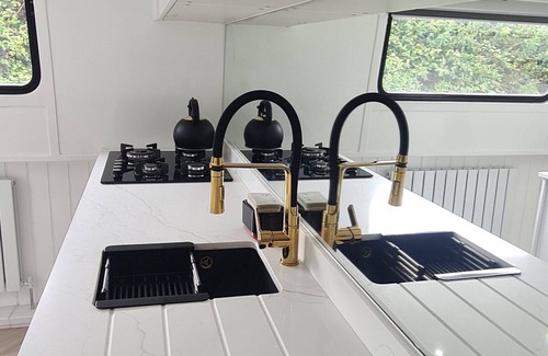 Liverpool Alquiler De Eote | Enjoyable boat Selena Aqua Retreat with WiFi in charming Liverpool Albert Docks