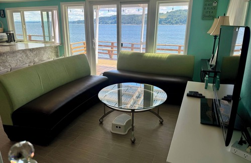 Belfair Casa | Enjoyable house with WiFi in Hood Canal beach front.
