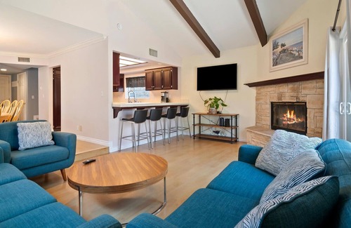 Reseda Casa | Enjoyable townhome with AC in vibrant Los Angeles