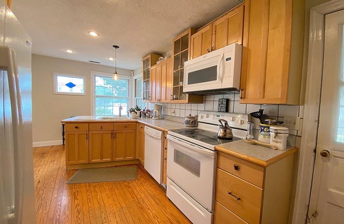 Norfolk Casa | Enjoys Sunsets on the Creek from our Vintage Cottage tucked away near BAY & Base