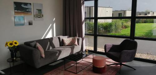Enkhuizen Casa | Enkhuizer Strand Chalet Sonnenblume Vierte Reihe mit Zaun Haus Nr 234