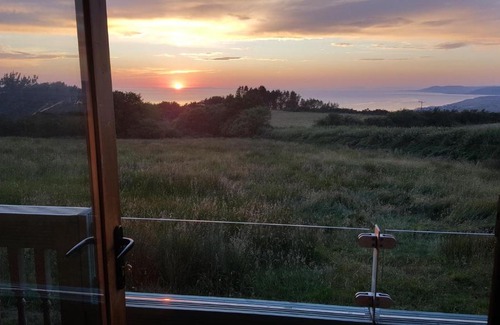 Borth Apartamento | Enlli Fach cabin sleep's 2 adults and 2 children 2 dogs welcome not suitable for contract workers due to parking height restrictions