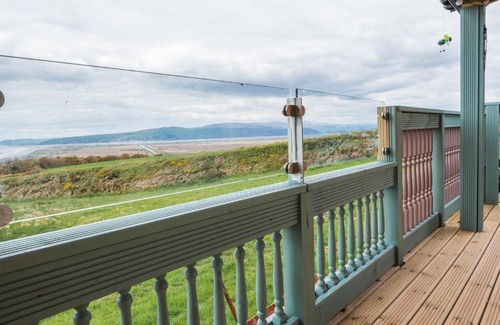 Borth Apartamento | Enlli Fach cabin sleep's 2 adults and 2 children 2 dogs welcome not suitable for contract workers due to parking height restrictions