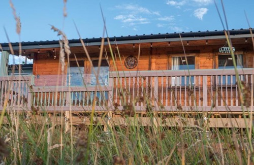 Borth Apartamento | Enlli Fach cabin sleep's 2 adults and 2 children 2 dogs welcome not suitable for contract workers due to parking height restrictions