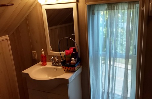 Enola Apartamento | Estudio ático grande con baño privado y cocina en Enola; 10 minutos del Capitolio