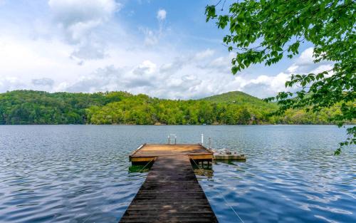 Topton Casa | Enormous Cabin Retreat with Beautiful Views and Private Dock in Topton, North Carolina