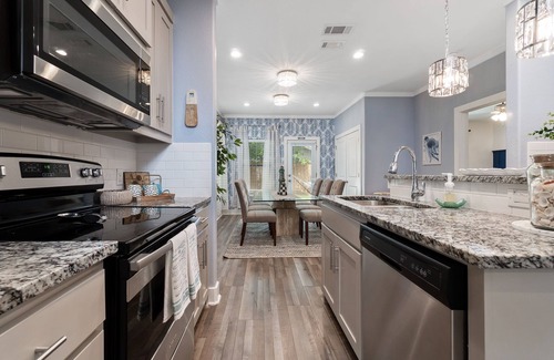 West Dallas Casa | Enormous Large Group Hotel with 2 Beds / Room