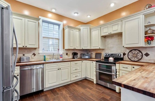 Faubourg Lafayette Casa | Enormous Sunny Historic NOLA Victorian
