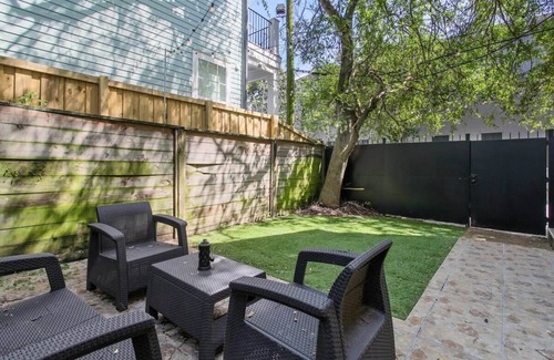 Faubourg Lafayette Casa | Enormous Sunny Historic NOLA Victorian