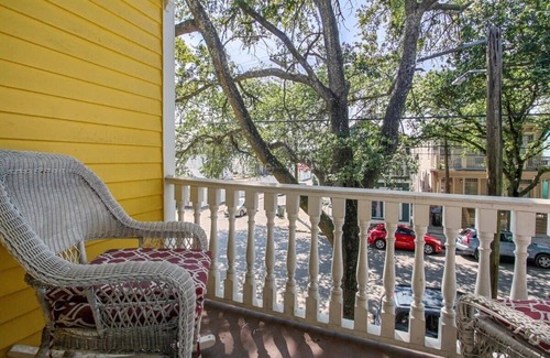 Faubourg Lafayette Casa | Enormous Sunny Historic NOLA Victorian
