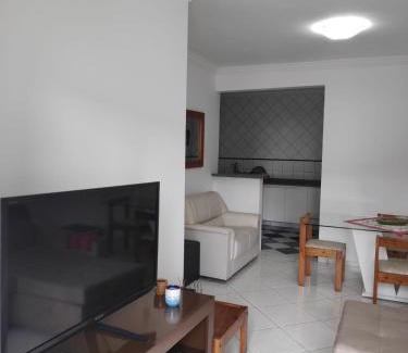 Jardim Ana Maria Apartamento | Enseada- 400m Aquário. Apt espaçoso e aconchegante