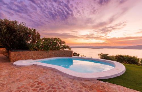 Kosmos Cama Y Desayuno | Enso Botanico Boutique Wellness Villa, with an outside wood-fire Hot Tub in Kosmos
