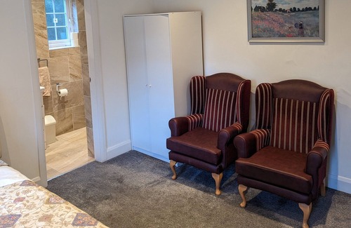 Chapeltown Casa | Ensuite Bedroom With Separate Entrance and Parking