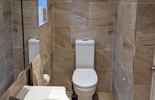 Chapeltown Casa | Ensuite Bedroom With Separate Entrance and Parking