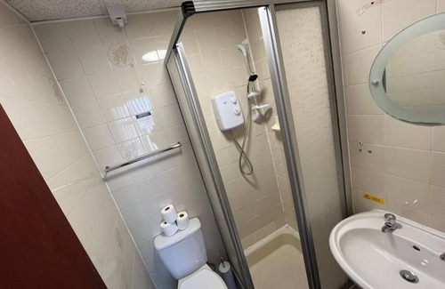North Shore Hotel | Ensuite Double Room 5mins to the sea