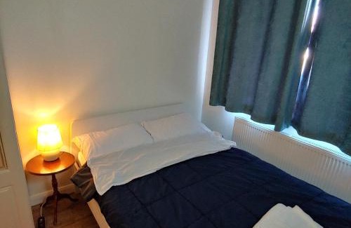 Watford Casa | EnSuite Master Bedroom, private bathroom, inside family home, walking distance to Harry Potter