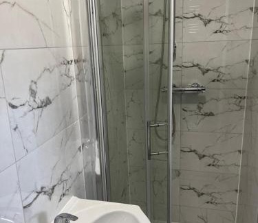 Botwell Casa | ENSUITE ROOM AT HAYES