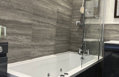 Walsall Casa | Ensuite Room with Private Bathroom at Walsall