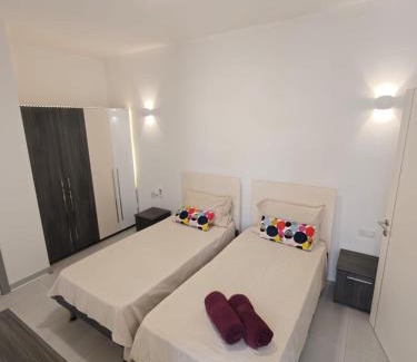 Pembroke Casa | Ensuite Twin Room with Laundry in Pembroke
