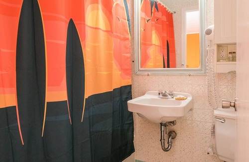 North Lake Casa | Enter into our Vibrant room "Sunset Crush"