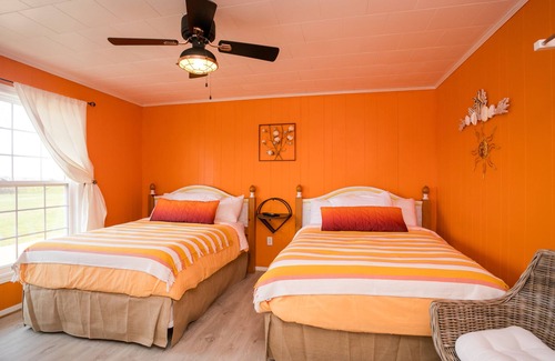 North Lake Casa | Enter into our Vibrant room "Sunset Crush"