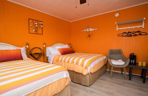 North Lake Casa | Enter into our Vibrant room "Sunset Crush"