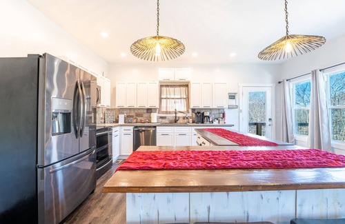 Flat Hollow Marina Casa | Entertainment in Abundance, Putting Green, Games, Kayaks, No-wake Covered Dock!
