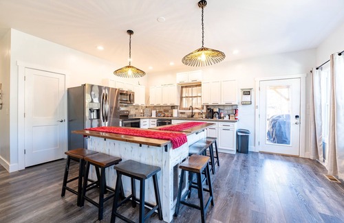 Flat Hollow Marina Casa | Entertainment in Abundance, Putting Green, Games, Kayaks, No-wake Covered Dock!