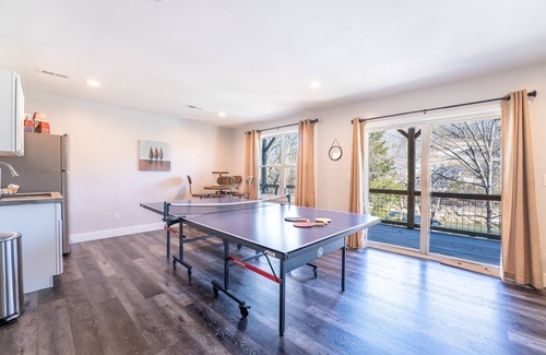 Flat Hollow Marina Casa | Entertainment in Abundance, Putting Green, Games, Kayaks, No-wake Covered Dock!