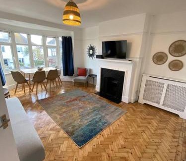 Worthing Apartamento | Entire 2 bed property, 1 road back from the sea