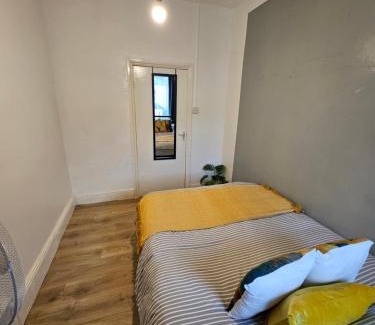 Riverside Apartamento | Entire 2 Bedroom Apartment City Centre & Stadium