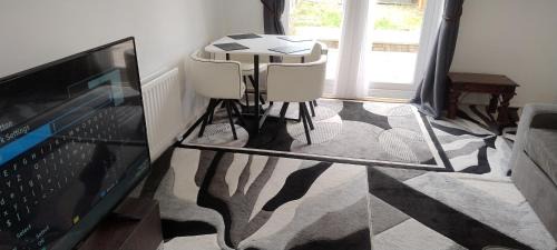 Holbrooks Casa | Entire 2 bedroom home with parking in Coventry, UK