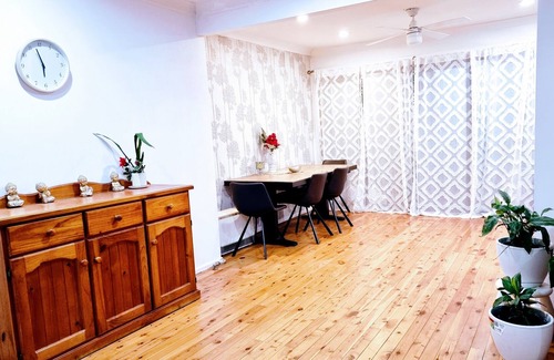 Sydney Casa | Entire 3 Bedroom - Fully fenced individual home in tranquil cul de sac