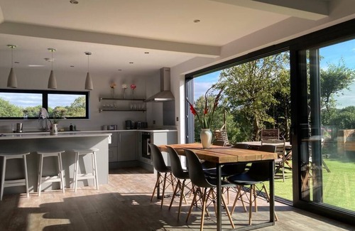 Little Bollington Casa | Entire 3 bedroom newly converted coach house and garden, awesome views, pub.