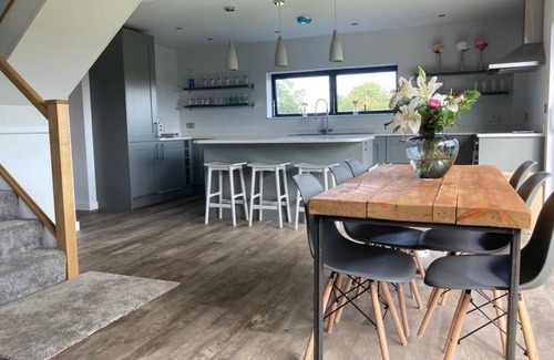 Little Bollington Casa | Entire 3 bedroom newly converted coach house and garden, awesome views, pub.