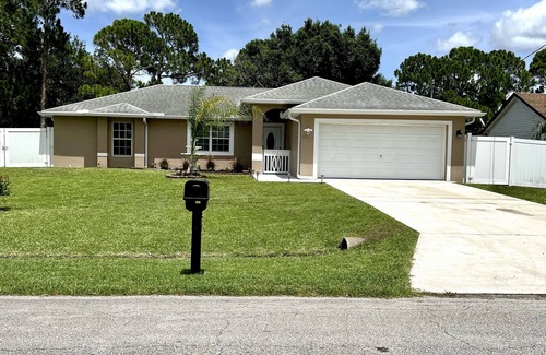 Port Saint Lucie Casa | Entire 3 bedroom home with fenced yard and screened porch !