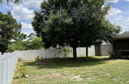 Port Saint Lucie Casa | Entire 3 bedroom home with fenced yard and screened porch !