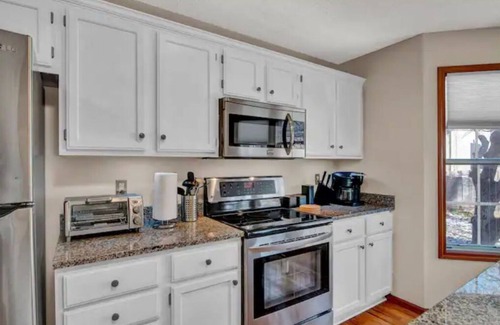 Southwest Topeka Casa | Entire 3-level, 3 BRM home w/King/Queen/Twin beds