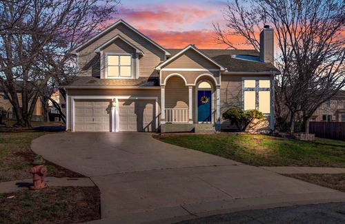 Southwest Topeka Casa | Entire 3-level, 3 BRM home w/King/Queen/Twin beds
