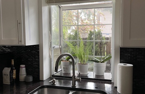 Vancouver Casa | Entire 3bd house with bonus room and air hockey/fenced yard