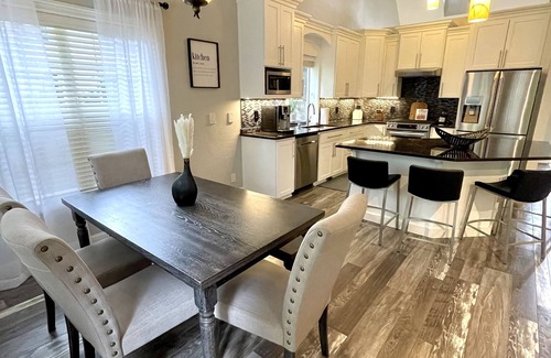 Vancouver Casa | Entire 3bd house with bonus room and air hockey/fenced yard