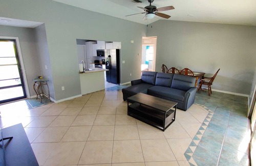 Spring Hill Casa | Entire 3bd w/large screened POOL - 6 min from Weeki Wachee