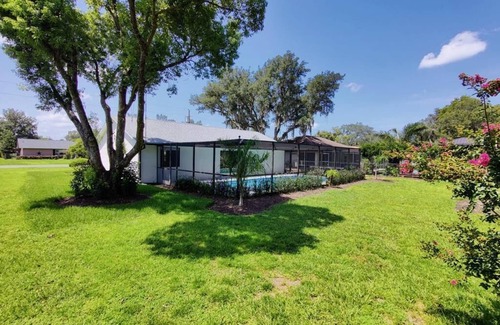 Spring Hill Casa | Entire 3bd w/large screened POOL - 6 min from Weeki Wachee