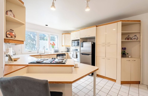 Saint-Hubert Casa | Entire 4 BDR House near MTL, Free Parking