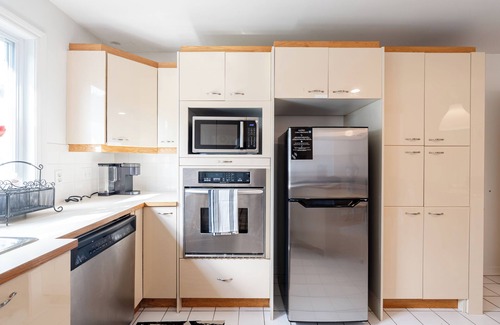 Saint-Hubert Casa | Entire 4 BDR House near MTL, Free Parking
