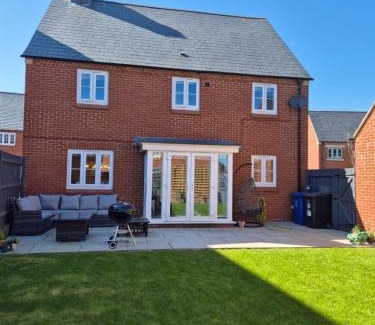 Brackley Casa | Entire 4 Bed House for Silverstone F1