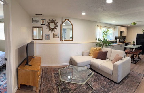 West Valley City Casa | Entire 4-bedroom house in West Valley City with AC near USANA + AIRPORT